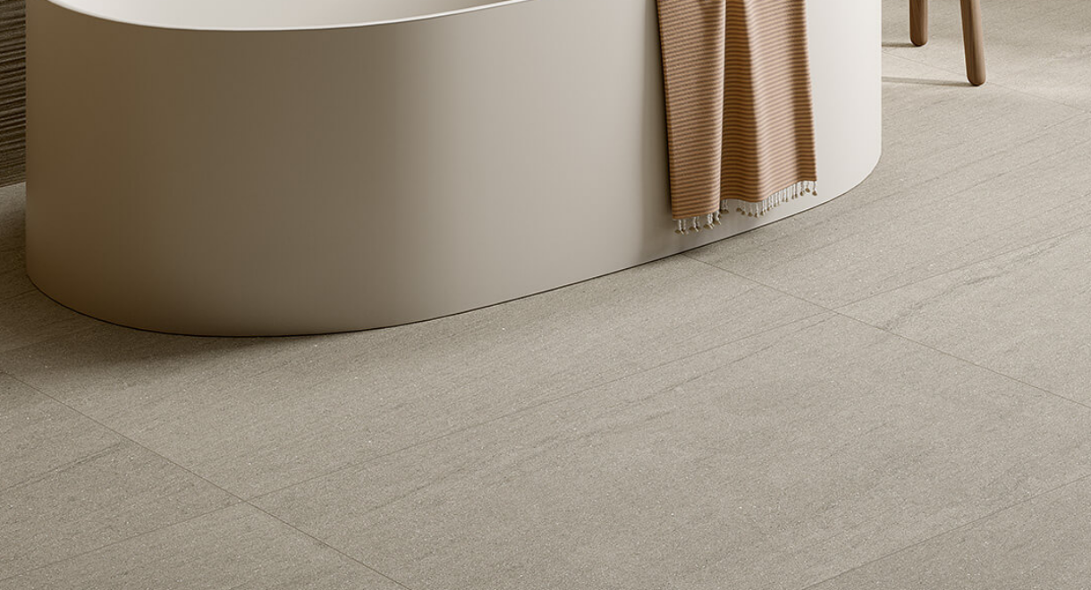 Ceramiche-Coem_Remixed_Greige-604x1208_Line-Greige-604x1208_bagni-in-gres-effetto-pietra