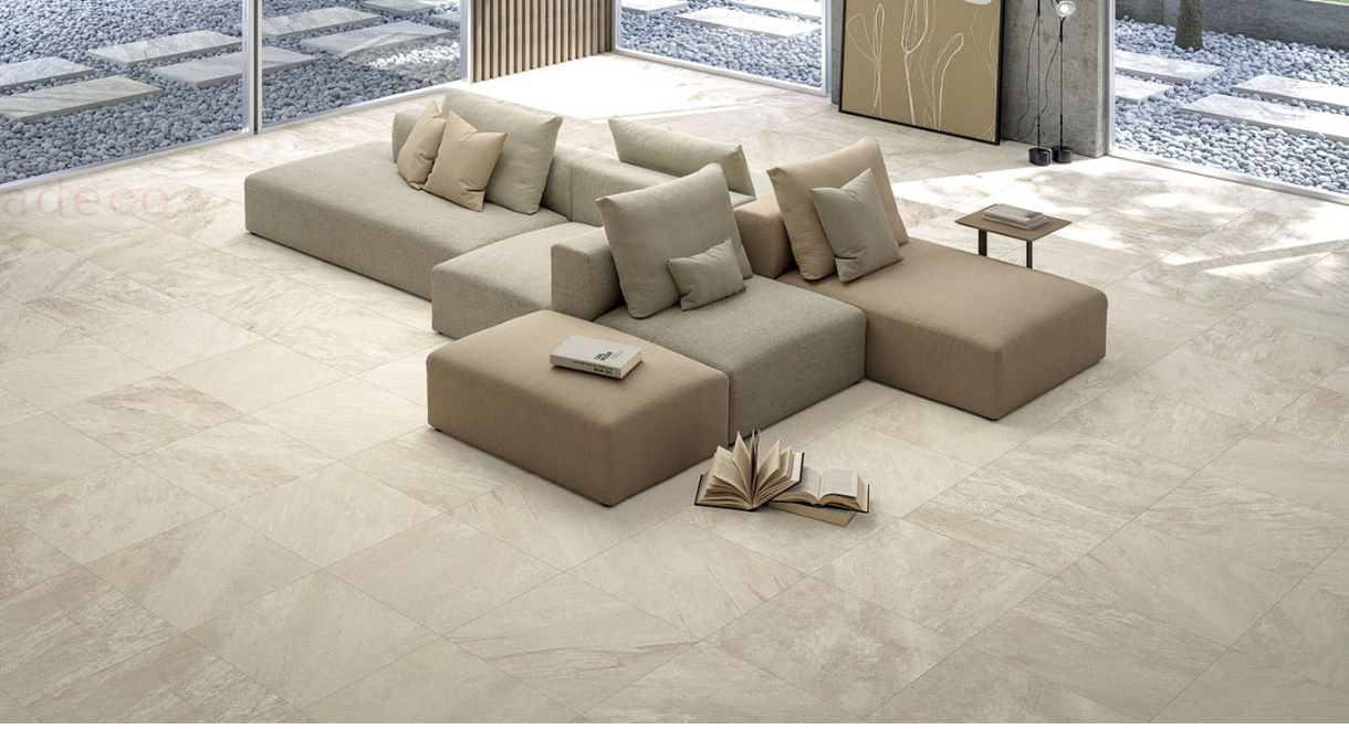 Nowoczesny-salon-z-bezowa-kanapa_2C-duzymi-oknami-i-plytkami-podlogowymi-imitujacymi-kamien-Alfalux-Stonequartz-Bianco
