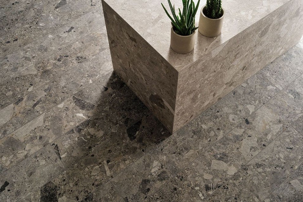 pavimenti-per-interni_Ceramica-Fioranese_Frammenta_Antracite-2013x1208_Grigio-Chiaro-604x1208